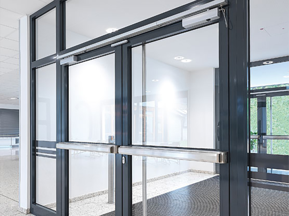 schwarz-tueren-fenster-technische-tueren-flucht-paniktueren