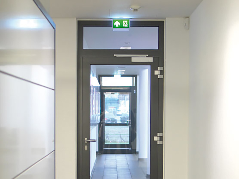 schwarz-tueren-fenster-technische-tueren-rauchschutztueren