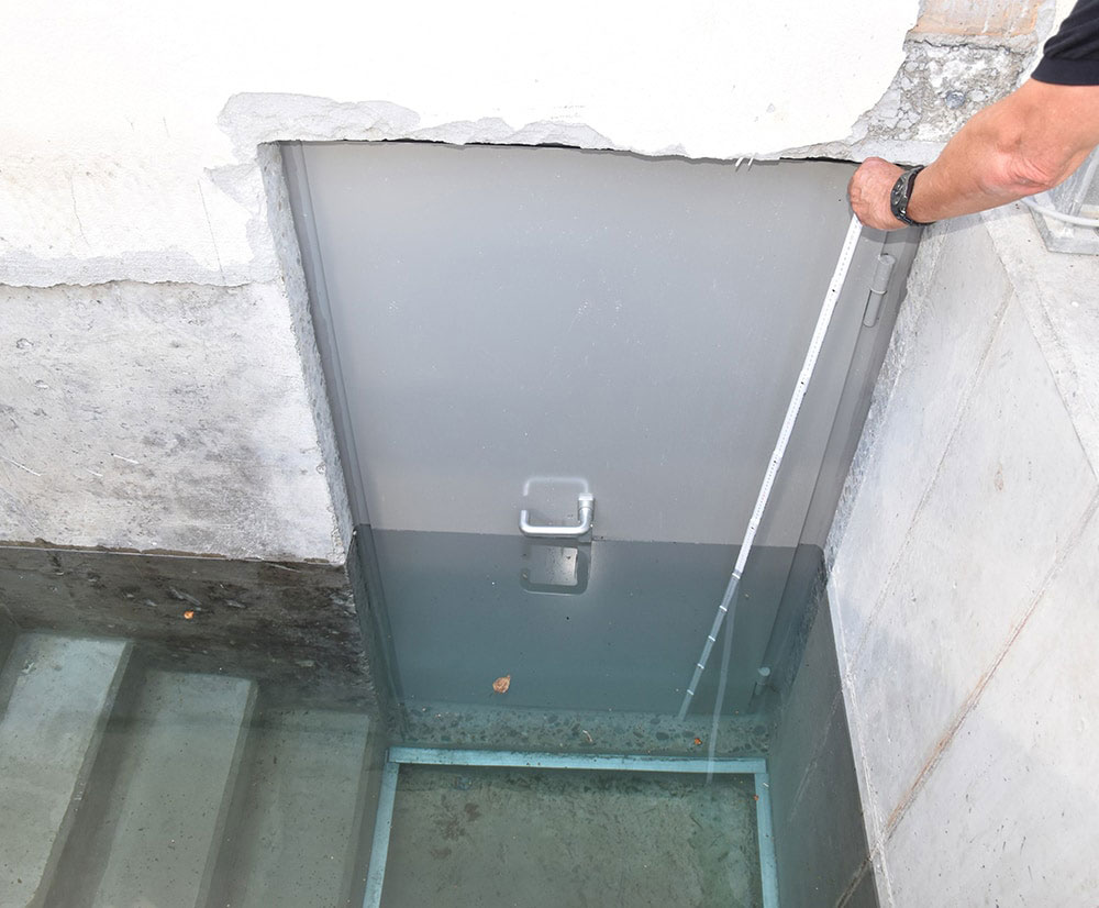 schwarz-tueren-fenster-technische-tueren-hochwasserschutz-1