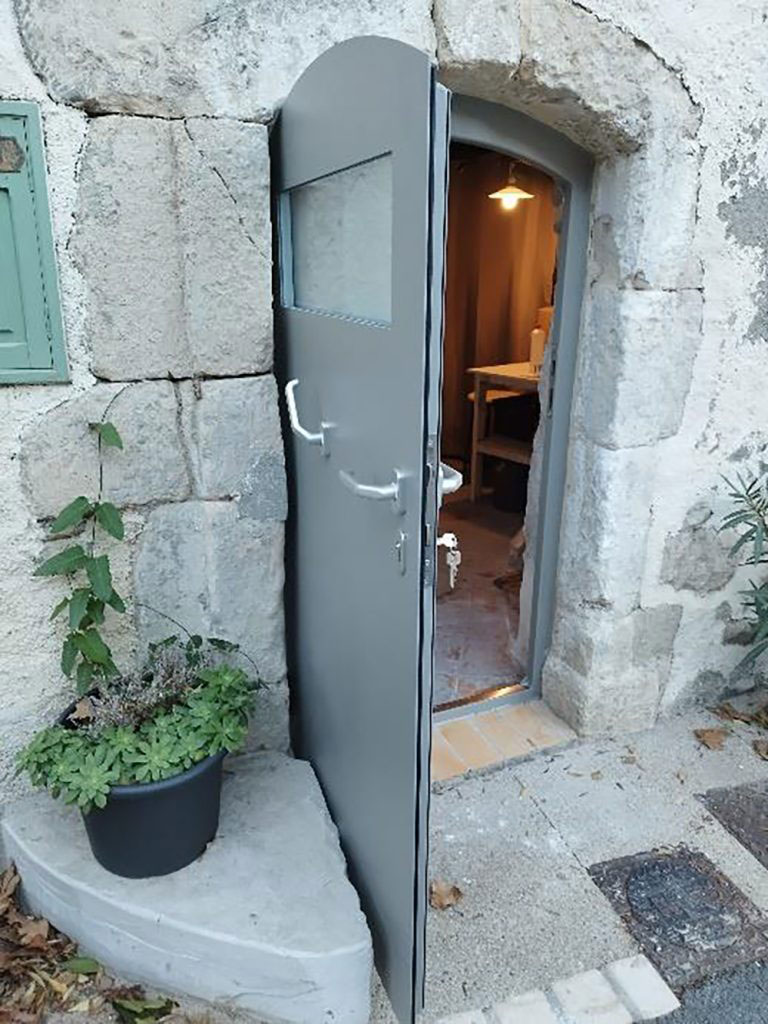 schwarz-tueren-fenster-technische-tueren-hochwasserschutz-2
