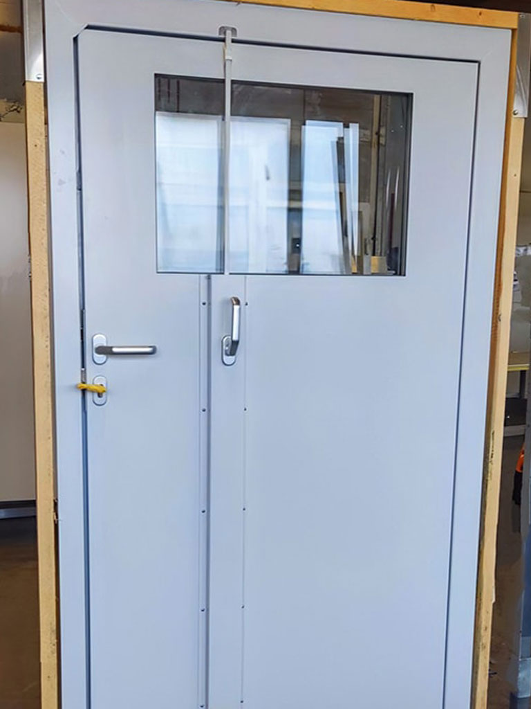 schwarz-tueren-fenster-technische-tueren-hochwasserschutz-3