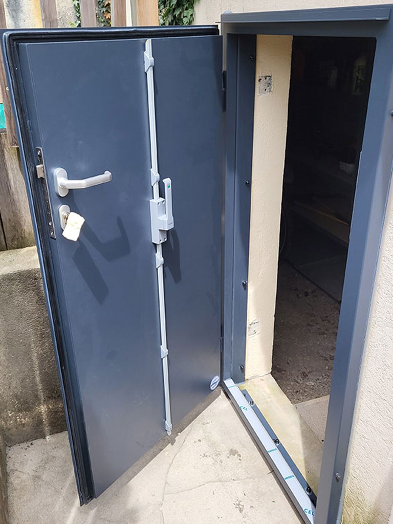 schwarz-tueren-fenster-technische-tueren-hochwasserschutz-4