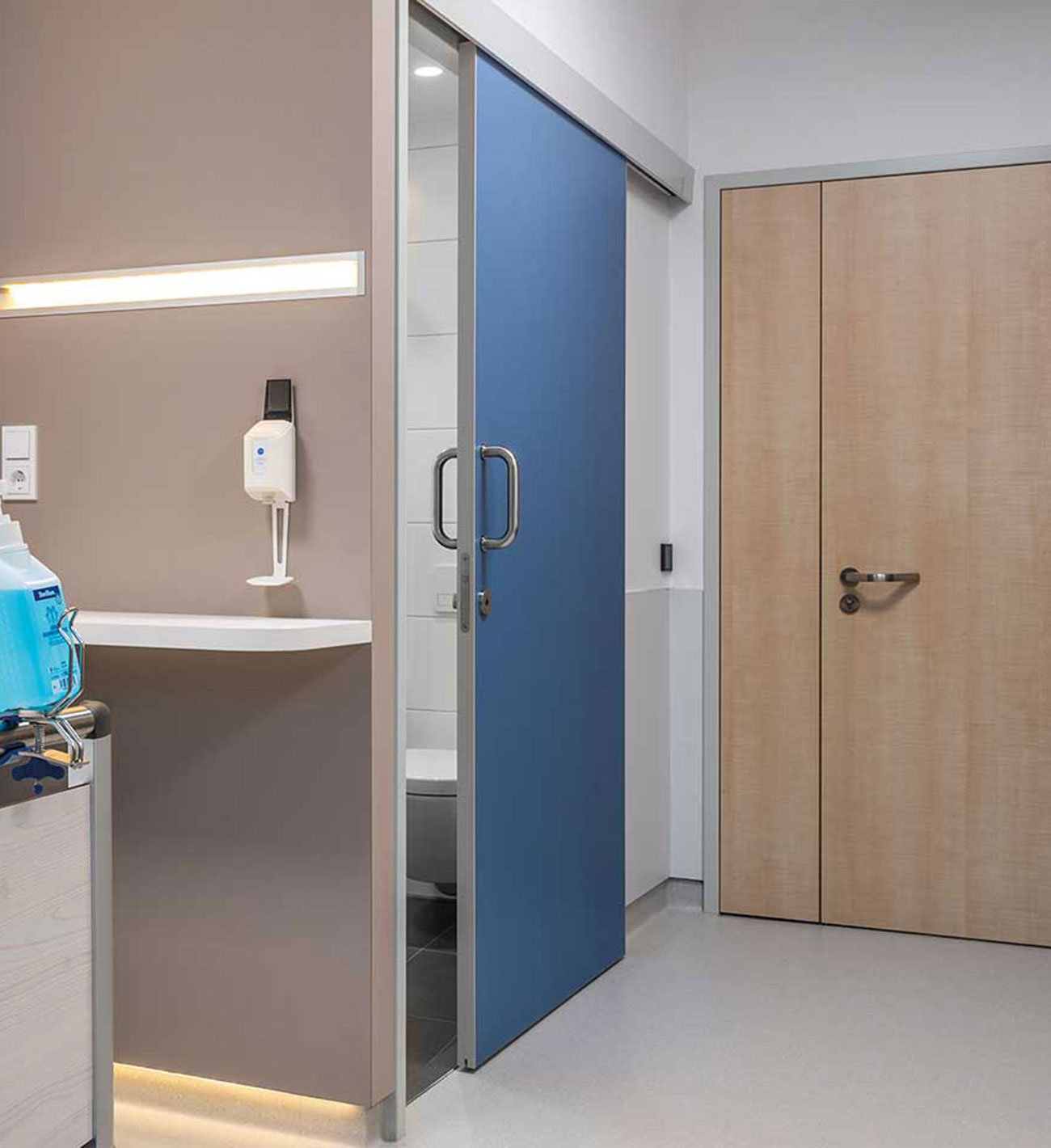 schwarz-tueren-fenster-technische-tueren-strahlenschutz-1